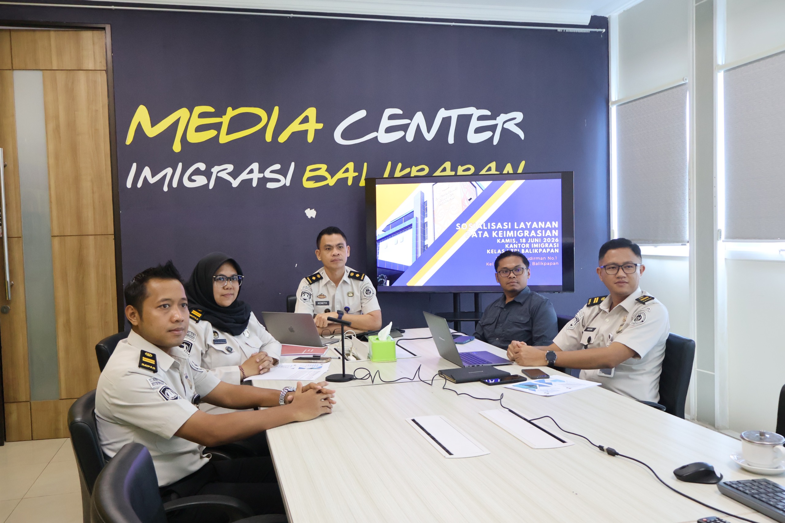 Kantor Imigrasi Kelas I TPI Balikpapan Gelorakan Pemanfaatan Layanan Data Keimigrasian kepada Anggota Tim Pengawasan Orang Asing (TIMPORA) Balikpapan Melalui Sosialisasi Secara Virtual